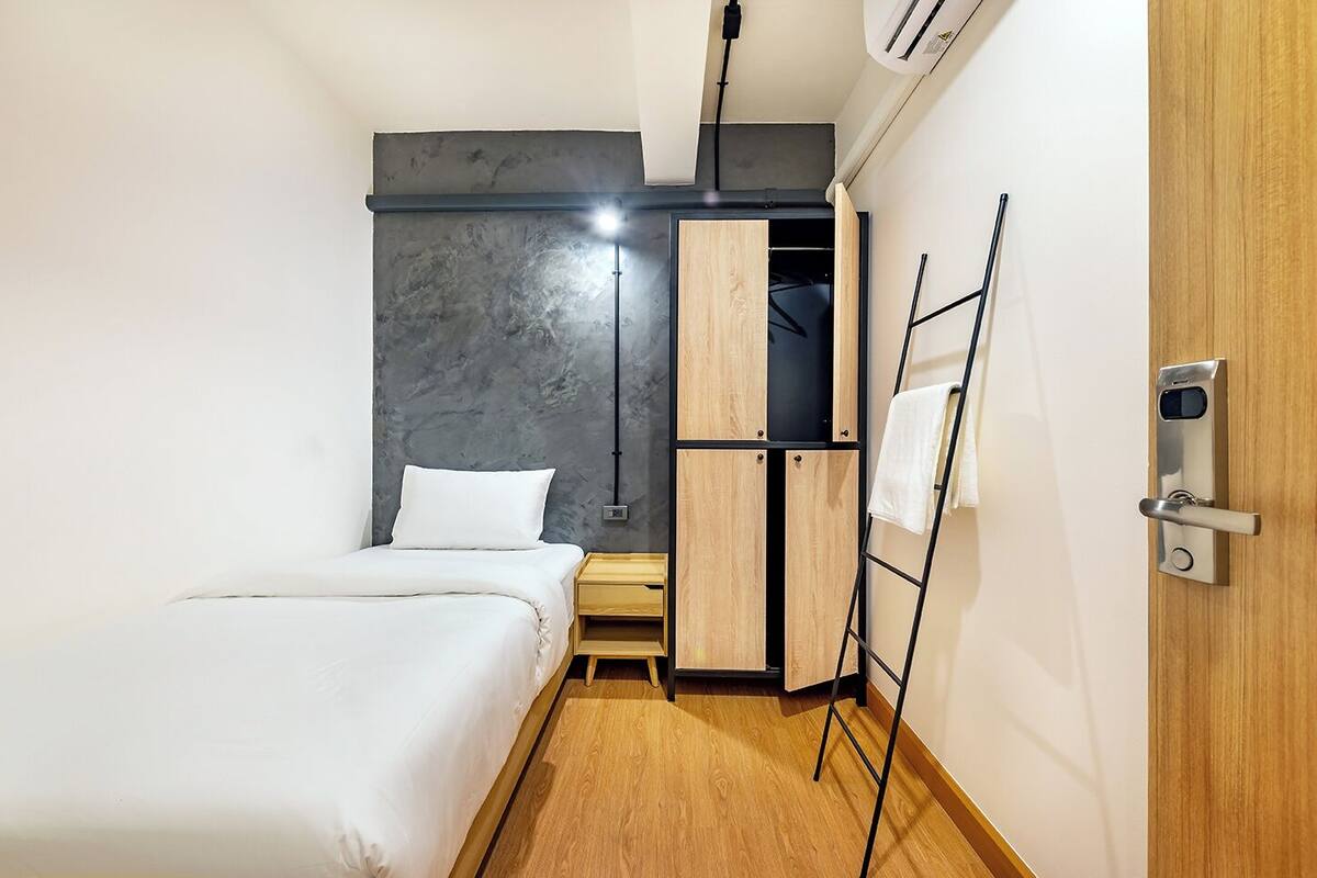 Single room-Shared Bathroom | WiFi (無料)、ベッドシーツ