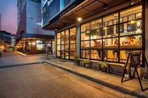 Front of property - Siam Subway Hostel and Café (Bangkok)