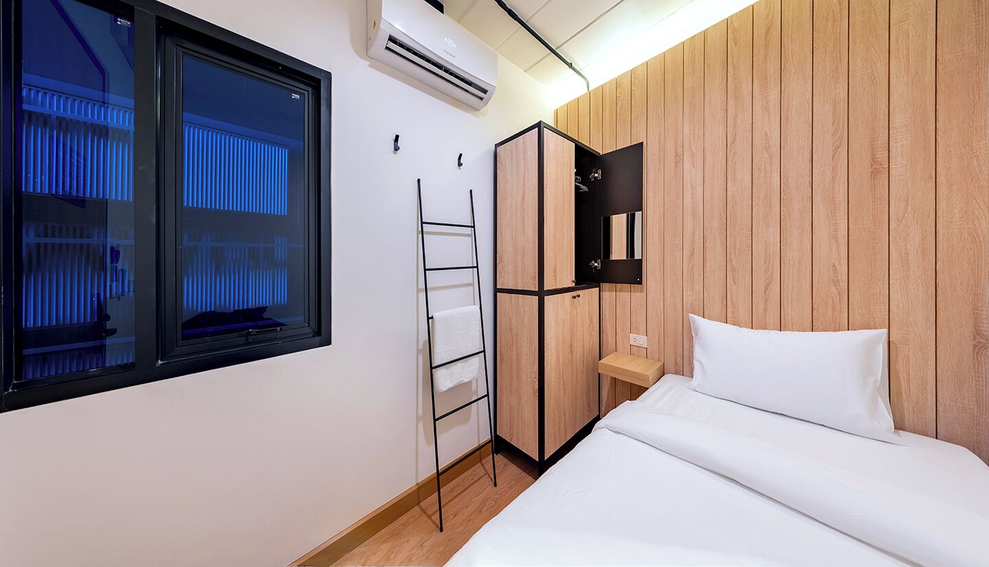 Single room Window -Shared Bathroom | Free WiFi, bed sheets