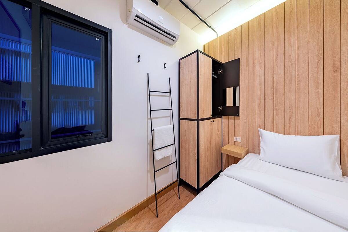 Single room Window -Shared Bathroom | WiFi (無料)、ベッドシーツ