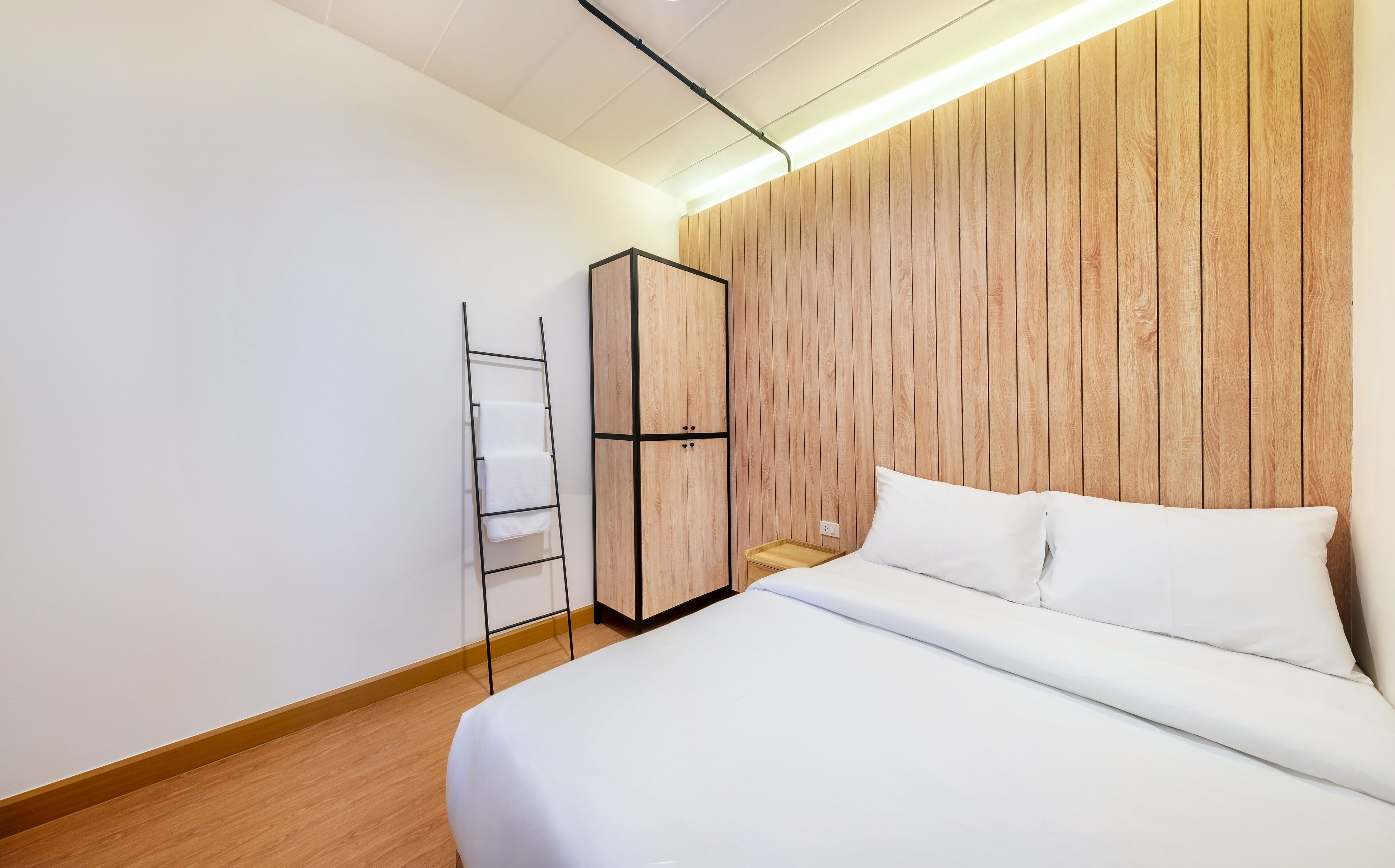 Queen Bed Window -Shared bath | Free WiFi, bed sheets