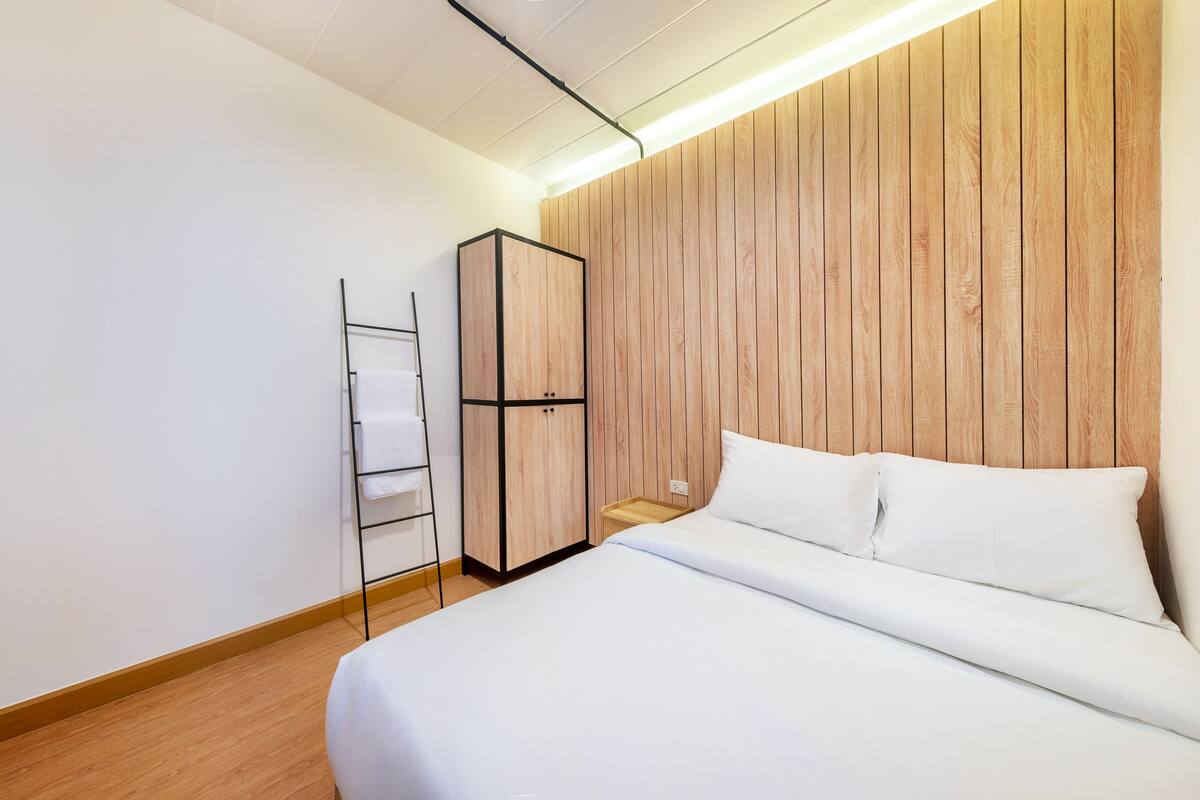 Queen Bed Window -Shared bath | WiFi (無料)、ベッドシーツ
