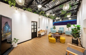 Family dining - Siam Subway Hostel and Café (Bangkok)