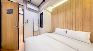 King Bed - Shared Bathroom | Free WiFi, bed sheets - Siam Subway Hostel and Café (Bangkok)