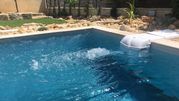 Utomhuspool och uppvÀrmd pool
