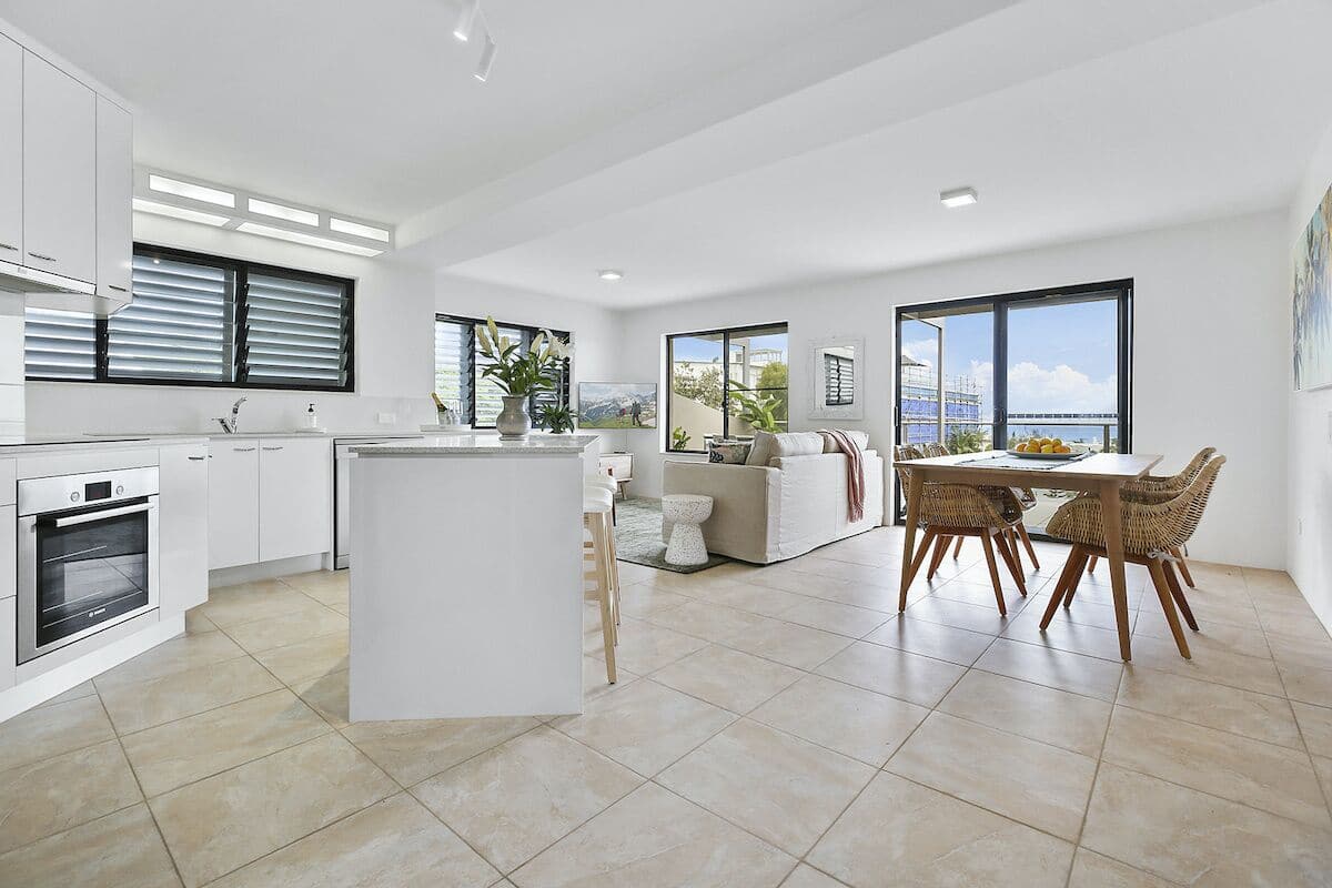 Deluxe Apartment, 1 King Bed, Balcony, Ocean View | In-room dining