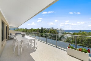 Apartamento panorámico, varias camas, balcón, vistas al mar | Vistas del balcón