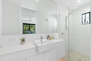 Apartamento panorámico, varias camas, balcón, vistas al mar | Baño | Secador de pelo, bidé y toallas