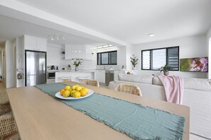 Deluxe Apartment, 1 King Bed, Balcony, Ocean View | In-room dining