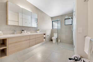 Căn hộ, 1 giường cỡ king và sofa giường, ban công | Phòng tắm | Máy sấy tóc, chậu vệ sinh/vòi rửa, khăn tắm 