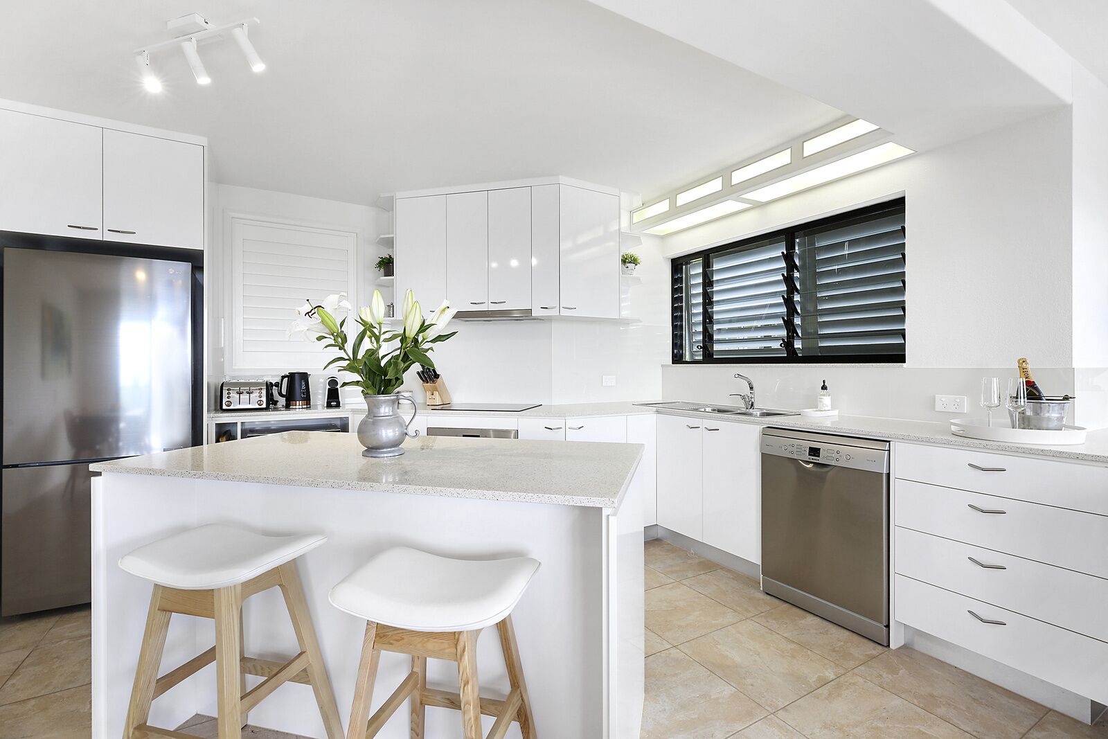 Four, plaque de cuisson, lave-vaisselle, cafetière/bouilloire