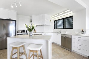 Oven, stovetop, dishwasher, coffee/tea maker - Crystal Shores Sunshine Beach (Sunshine Beach)