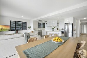 Apartment, 1 King Bed, Balcony, Ocean View | Living area