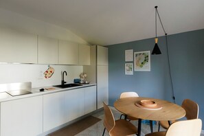 Frigorífico, utensilios de cocina y mesa de comedor
