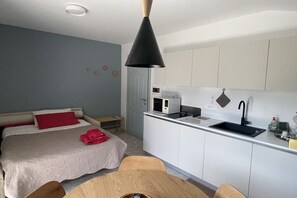 1 dormitorio, tabla de planchar con plancha, wifi gratis y ropa de cama