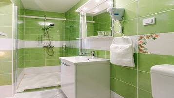 Villa (5 Bedroom Holiday Home with Terrace) | Badezimmer | Dusche, Handtücher