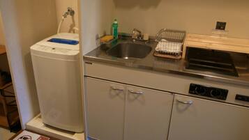 Quarto solteiro básico, 1 cama de solteiro | Cozinha americana privada | Geladeira, micro-ondas, lava-louças, chaleira elétrica