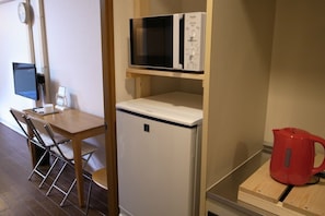 Quarto solteiro básico, 1 cama de solteiro | Cozinha privada | Geladeira, micro-ondas, lava-louças, chaleira elétrica