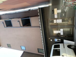 المنشأة من الخارج