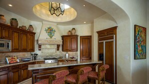 Oven, dishwasher, cookware/dishes/utensils