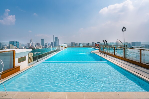 Outdoor pool, a rooftop pool - Saigon Finest - IDG Suites Collection - 19E (Ho Chi Minh City)