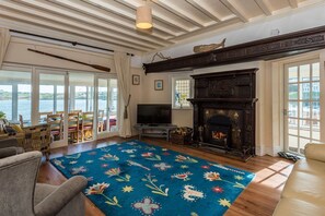 Fernseher, Kamin, DVD-Player, Bücher