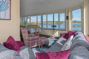 Fernseher, Kamin, DVD-Player, Bücher