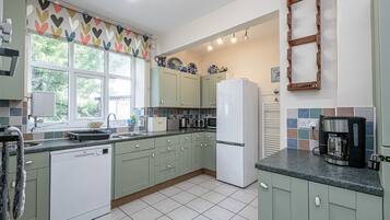 Jääkaappi, mikroaaltouuni, uuni, astianpesukone