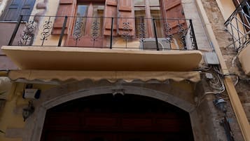 Fachada da propriedade à noite