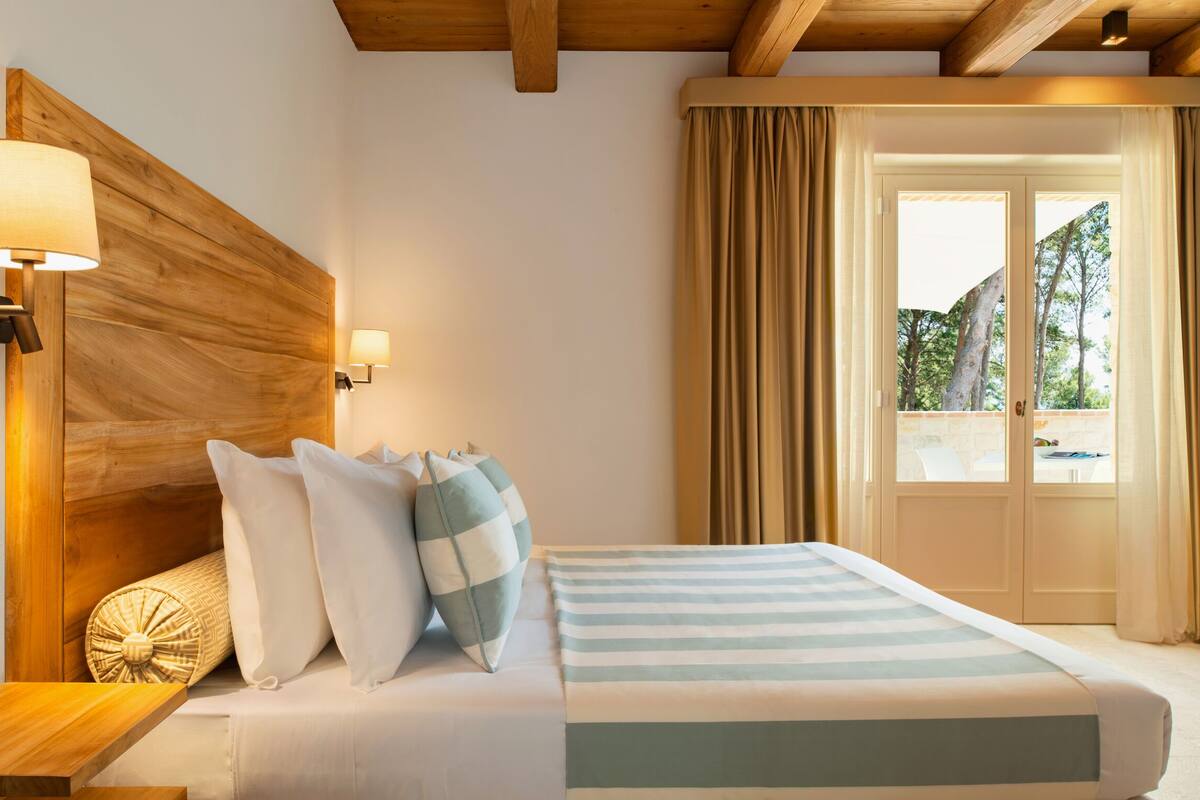In-room safe, desk, soundproofing, WiFi (free)