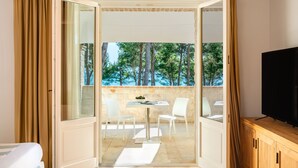 Cofres nos quartos, escrivaninha, quartos à prova de som