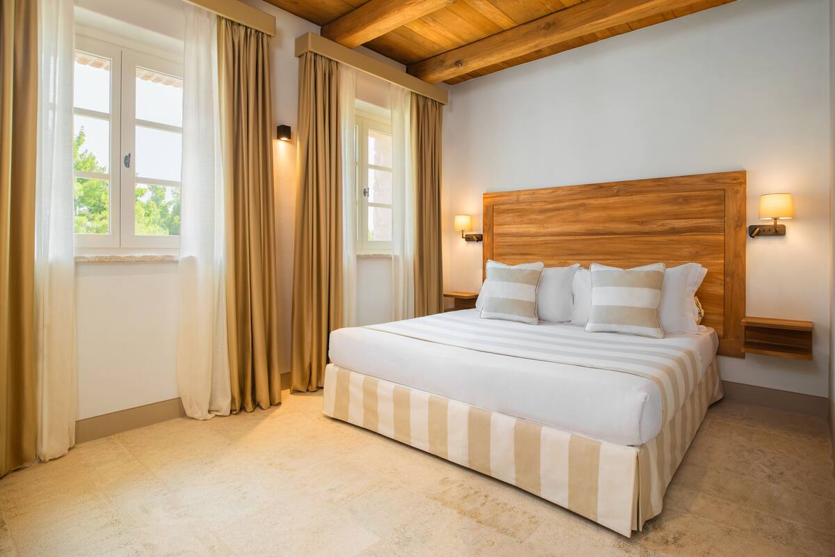 In-room safe, desk, soundproofing, WiFi (free)