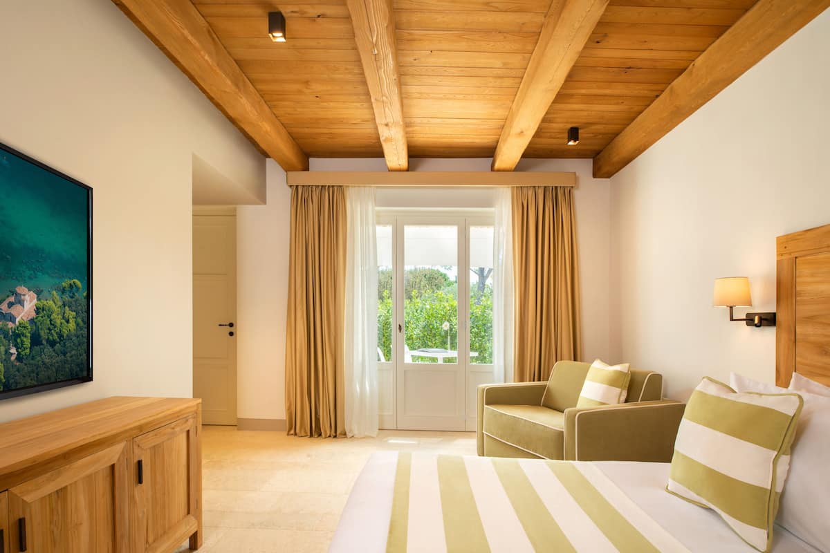 In-room safe, desk, soundproofing, WiFi (free)