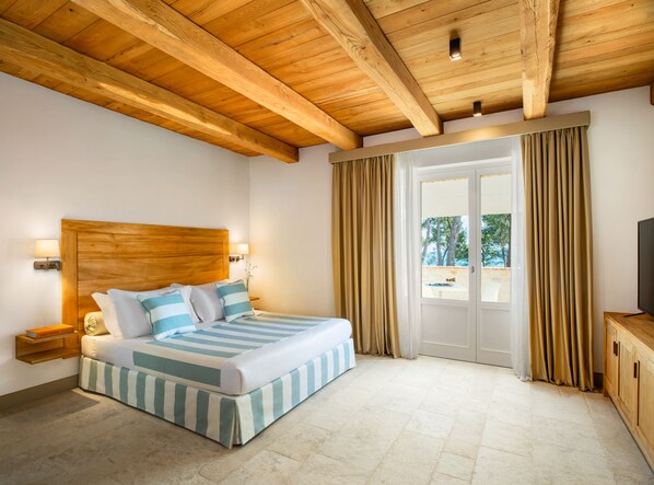 In-room safe, desk, soundproofing, free WiFi