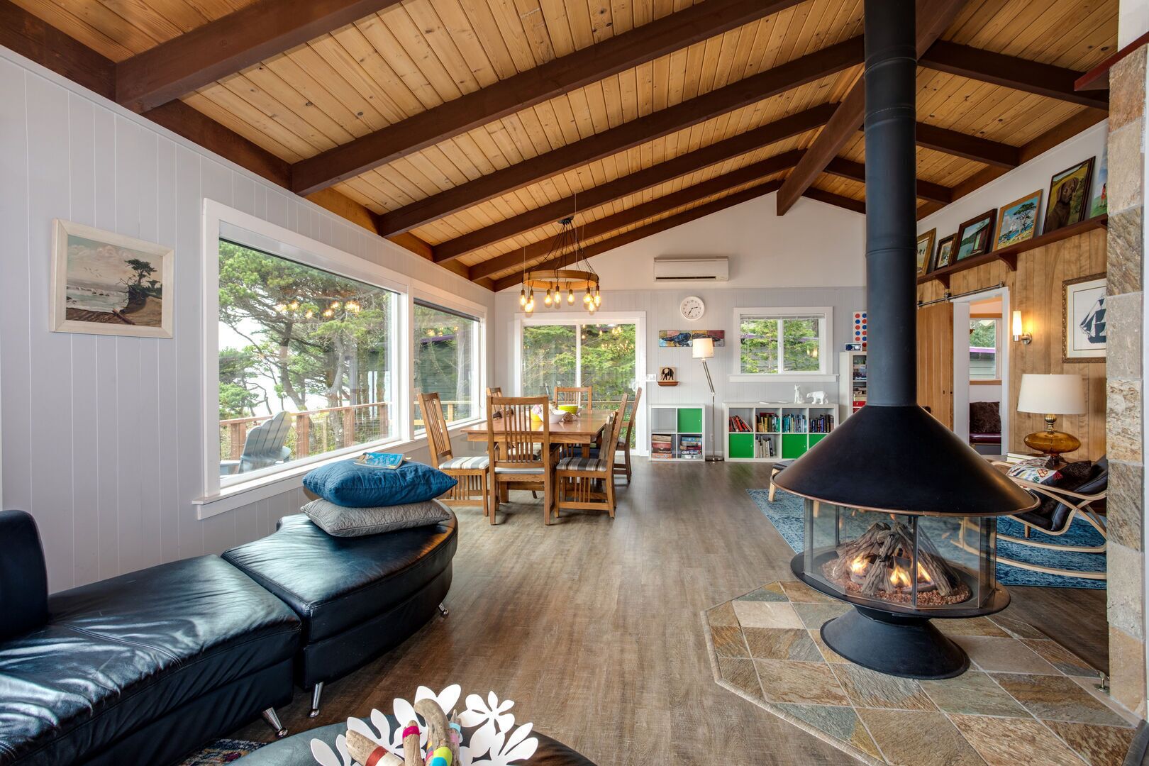 Télévision, cheminée, lecteur de DVD, baby-foot