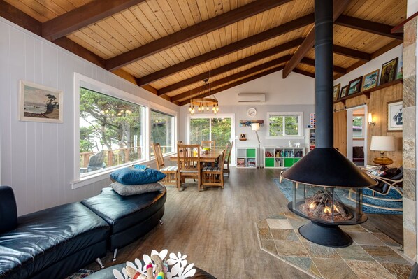 TV, fireplace, DVD player, table football - Hot Tub! Ocean Front & Dog Friendly! South Beach, Newport! (South Beach)