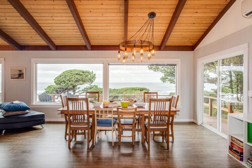 Hot Tub! Ocean Front & Dog Friendly! South Beach, Newport!