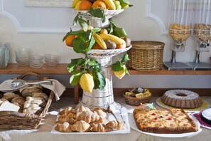 Tägliches Frühstücksbuffet gegen Gebühr