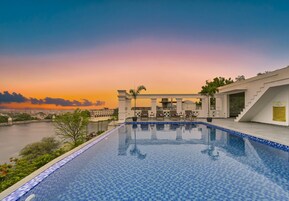 Una piscina al aire libre