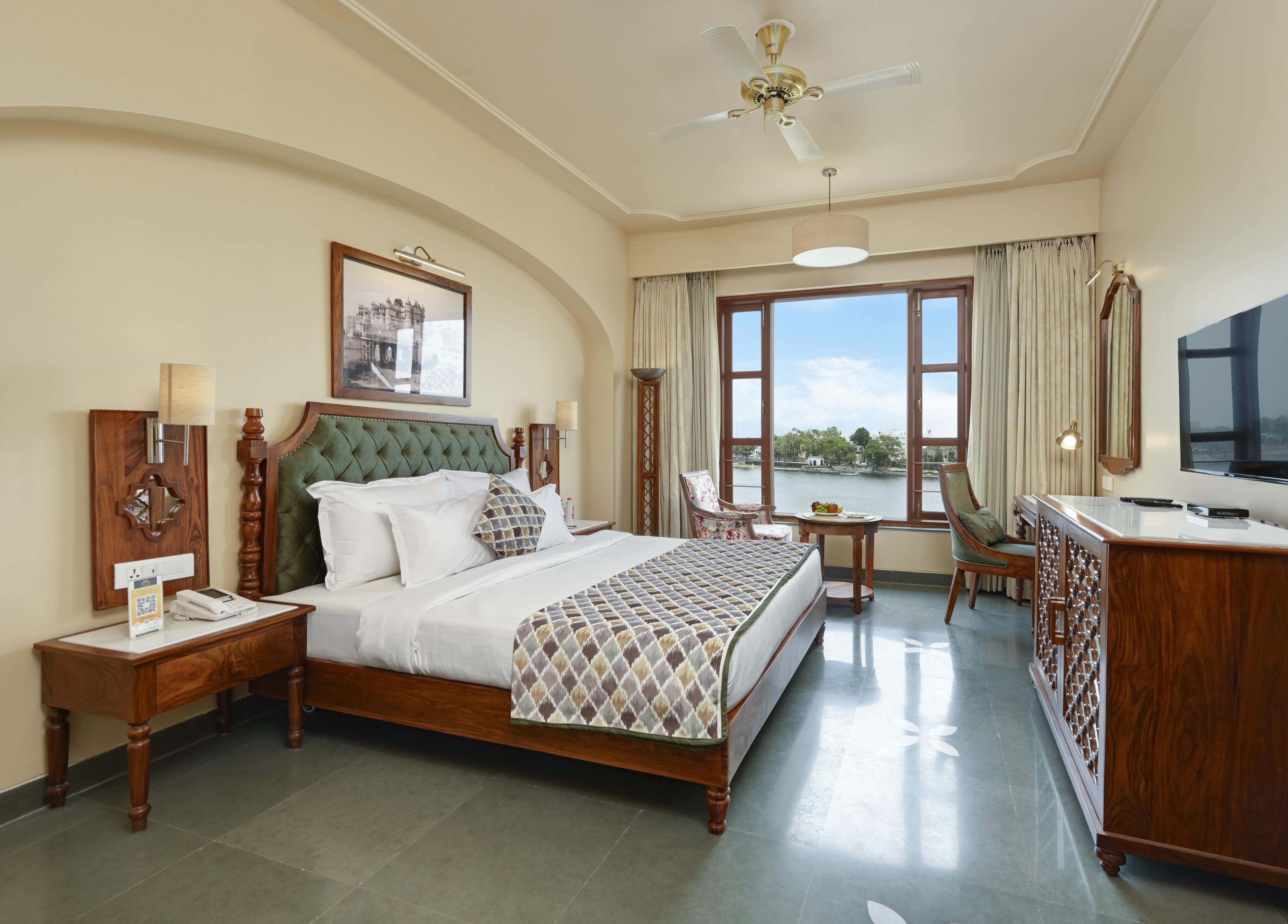Lake View Imperial Room | Minibar, desk, bed sheets