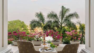 Heritage Lake View Junior Suite with Balcony | Minibar, desk, bed sheets