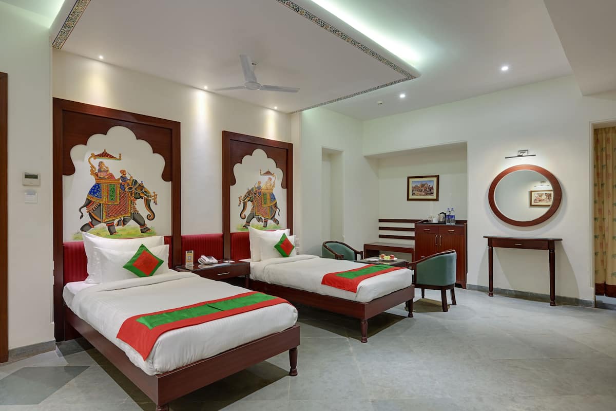 Phòng Royal | 1 phòng ngủ, minibar, bàn, bộ trải giường