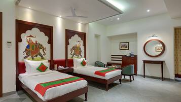 Habitación Royal | Minibar, escritorio y ropa de cama