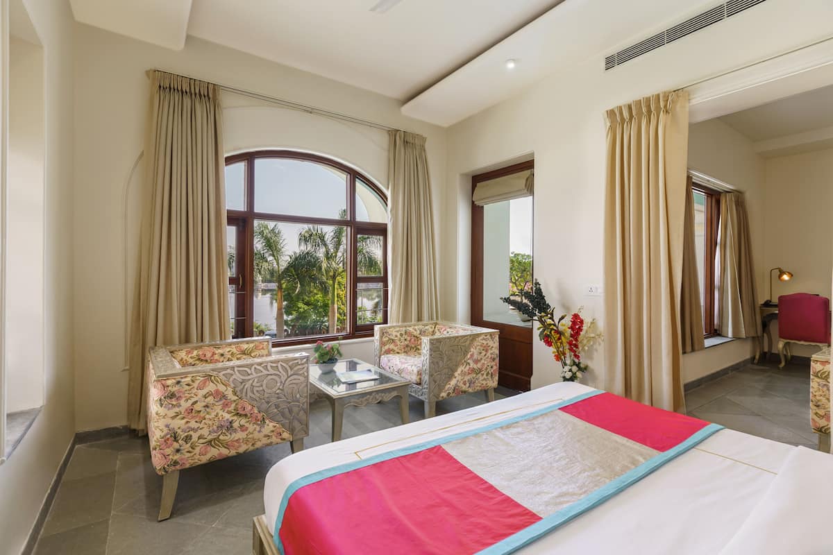 1 phòng ngủ, minibar, bàn, bộ trải giường