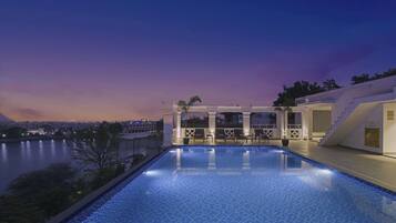 Una piscina al aire libre