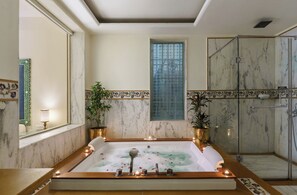 Heritage Executive Suite with Jacuzzi | Badezimmer | Dusche, kostenlose Toilettenartikel, Haartrockner, Bidet