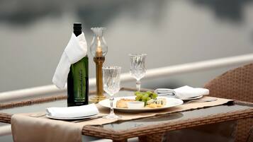 Desayuno buffet diario (INR 550 por persona)