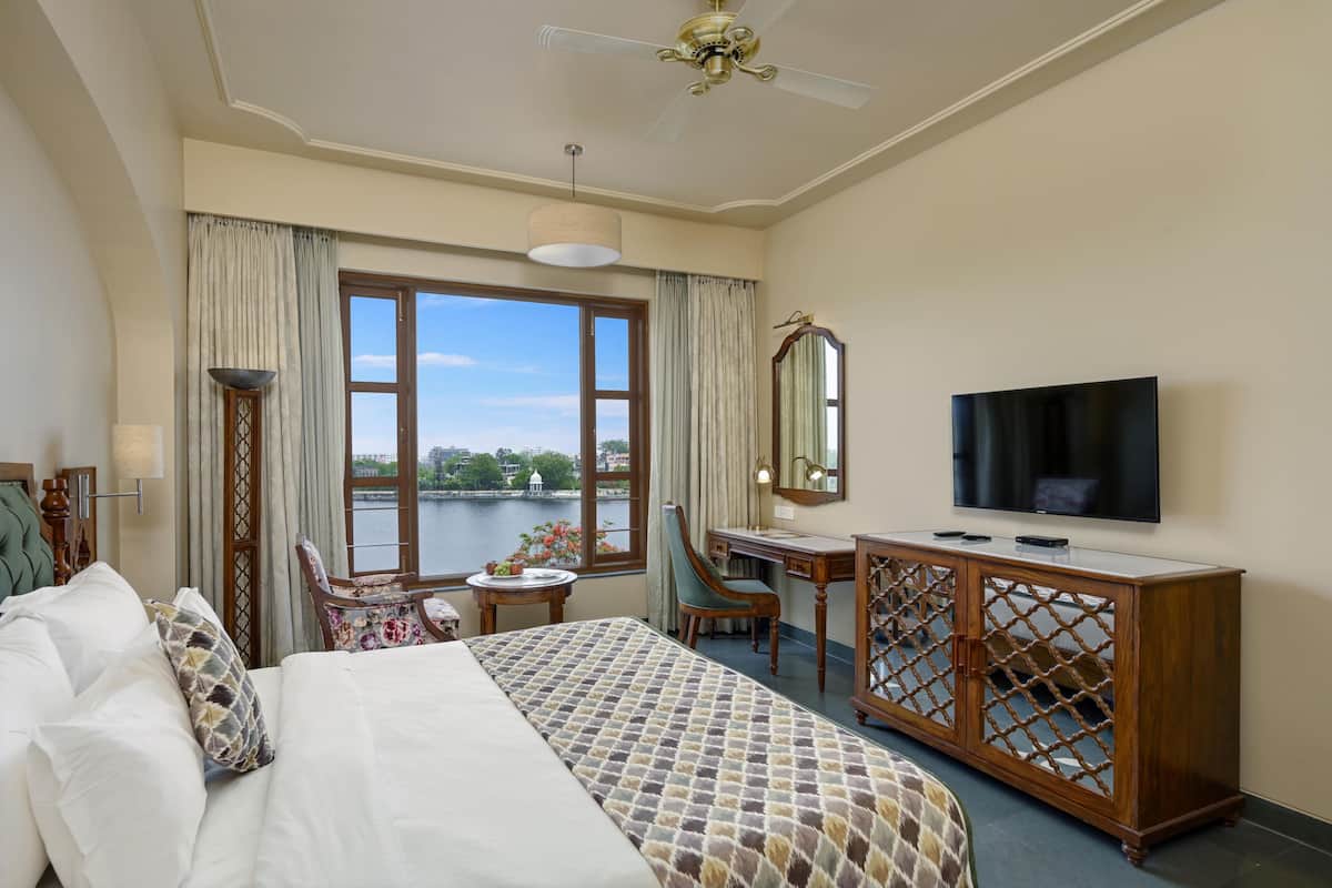 Phòng, quang cảnh hồ | 1 phòng ngủ, minibar, bàn, bộ trải giường