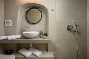 Suite (first floor) | Badkamer | Een douche, een regendouche, een haardroger, handdoeken