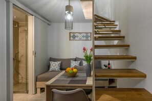 Basic Suite (ground floor) | Ruang tamu | 26 inci televisyen skrin rata dengan satelit, TV 